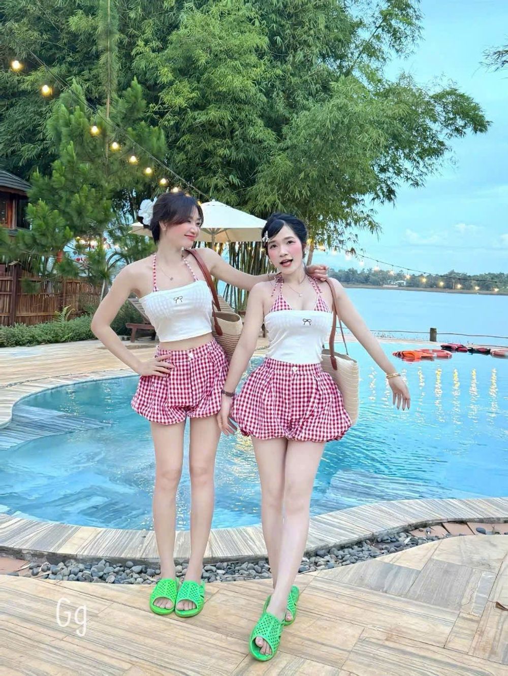 Set Đi Biển 3 Món Áo Quây + Bra Phối Quần Đùi Bí Xếp Li