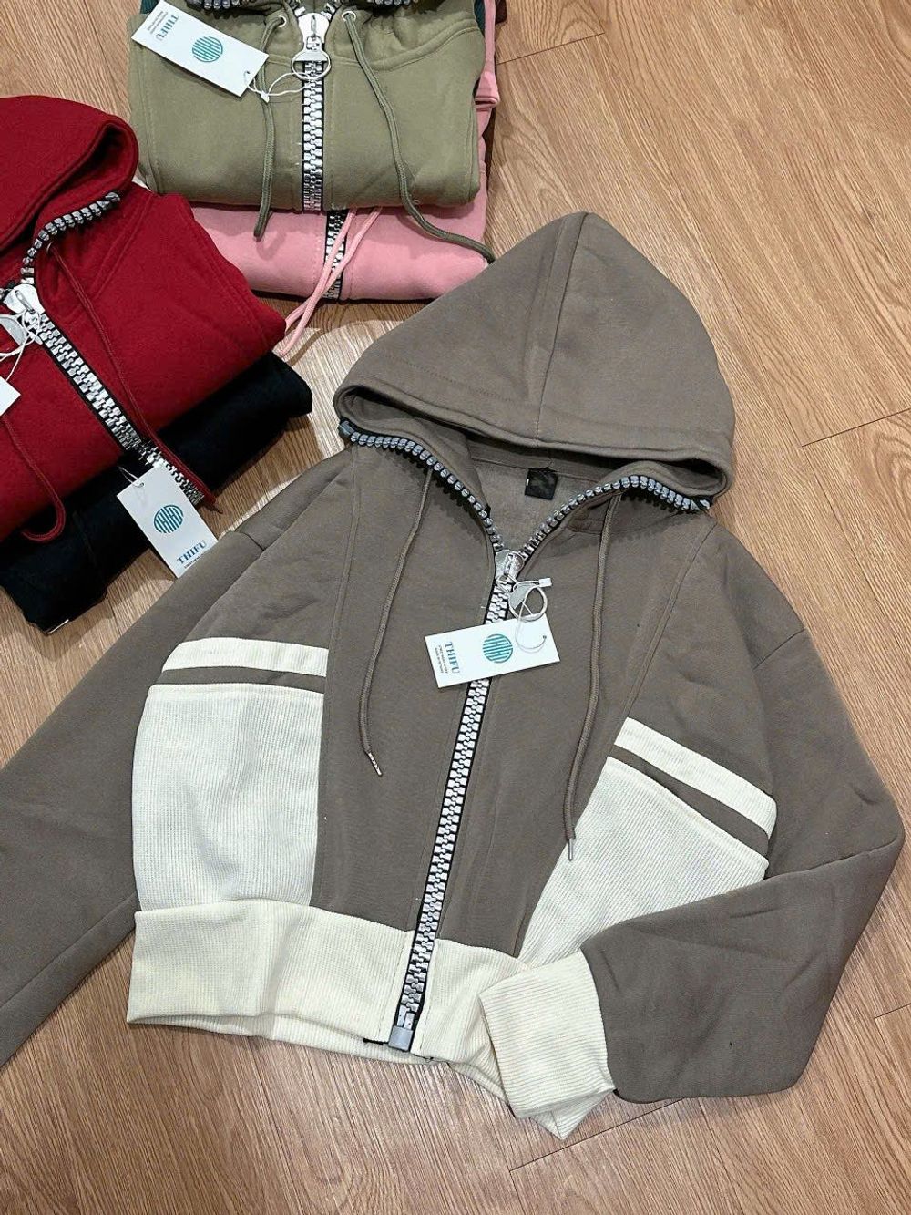 Áo Khoác Phối Màu Cổ Cao Dây Kéo Kim Loại To, Tay Xỏ Ngón, Chất Nỉ Bông Dày Mịn Form Boxy - Freesize Dưới 65kg