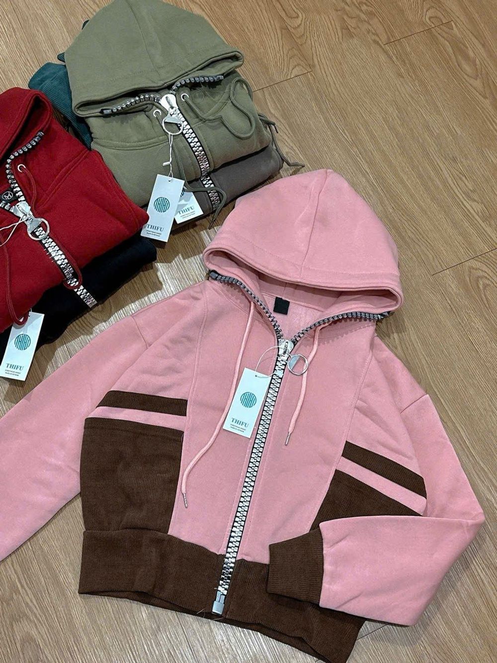 Áo Khoác Phối Màu Cổ Cao Dây Kéo Kim Loại To, Tay Xỏ Ngón, Chất Nỉ Bông Dày Mịn Form Boxy - Freesize Dưới 65kg