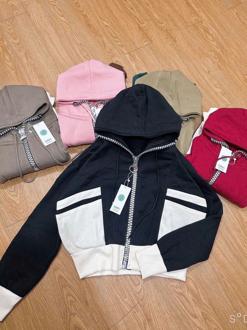 Áo Khoác Phối Màu Cổ Cao Dây Kéo Kim Loại To, Tay Xỏ Ngón, Chất Nỉ Bông Dày Mịn Form Boxy - Freesize Dưới 65kg