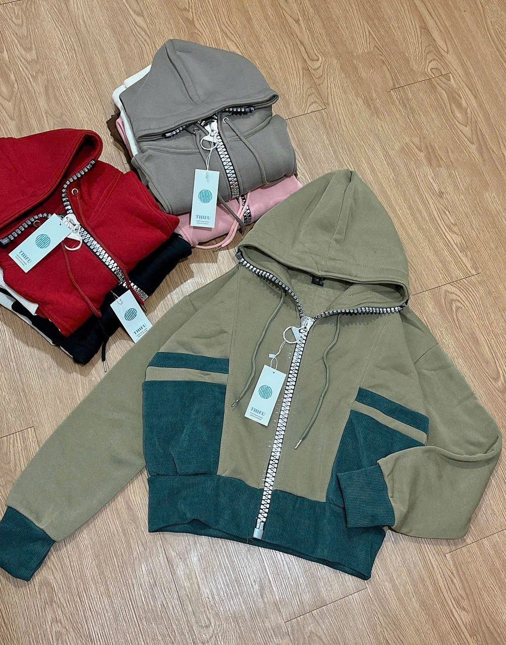 Áo Khoác Phối Màu Cổ Cao Dây Kéo Kim Loại To, Tay Xỏ Ngón, Chất Nỉ Bông Dày Mịn Form Boxy - Freesize Dưới 65kg