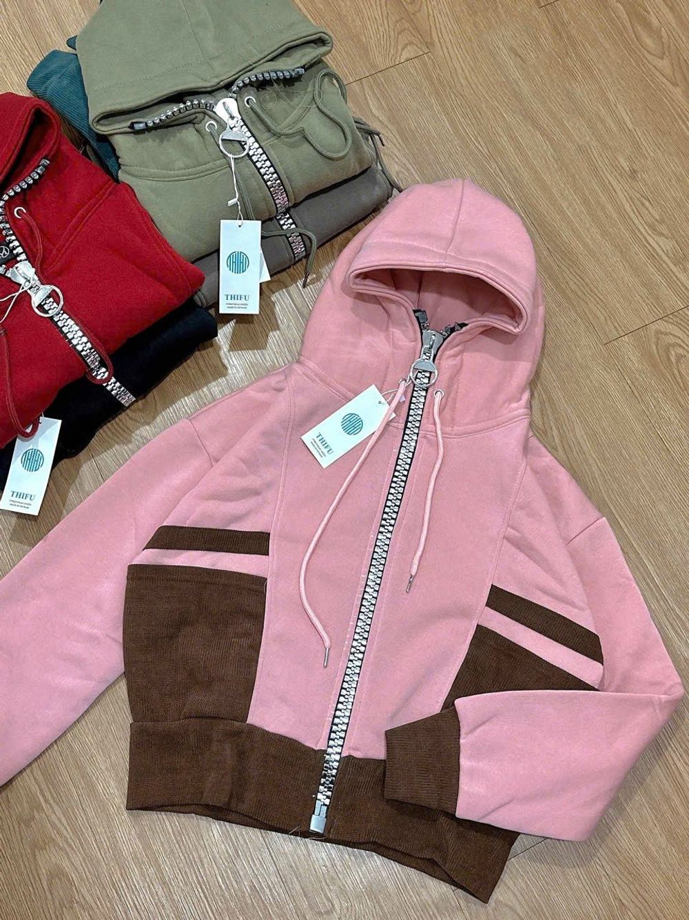 Áo Khoác Phối Màu Cổ Cao Dây Kéo Kim Loại To, Tay Xỏ Ngón, Chất Nỉ Bông Dày Mịn Form Boxy - Freesize Dưới 65kg