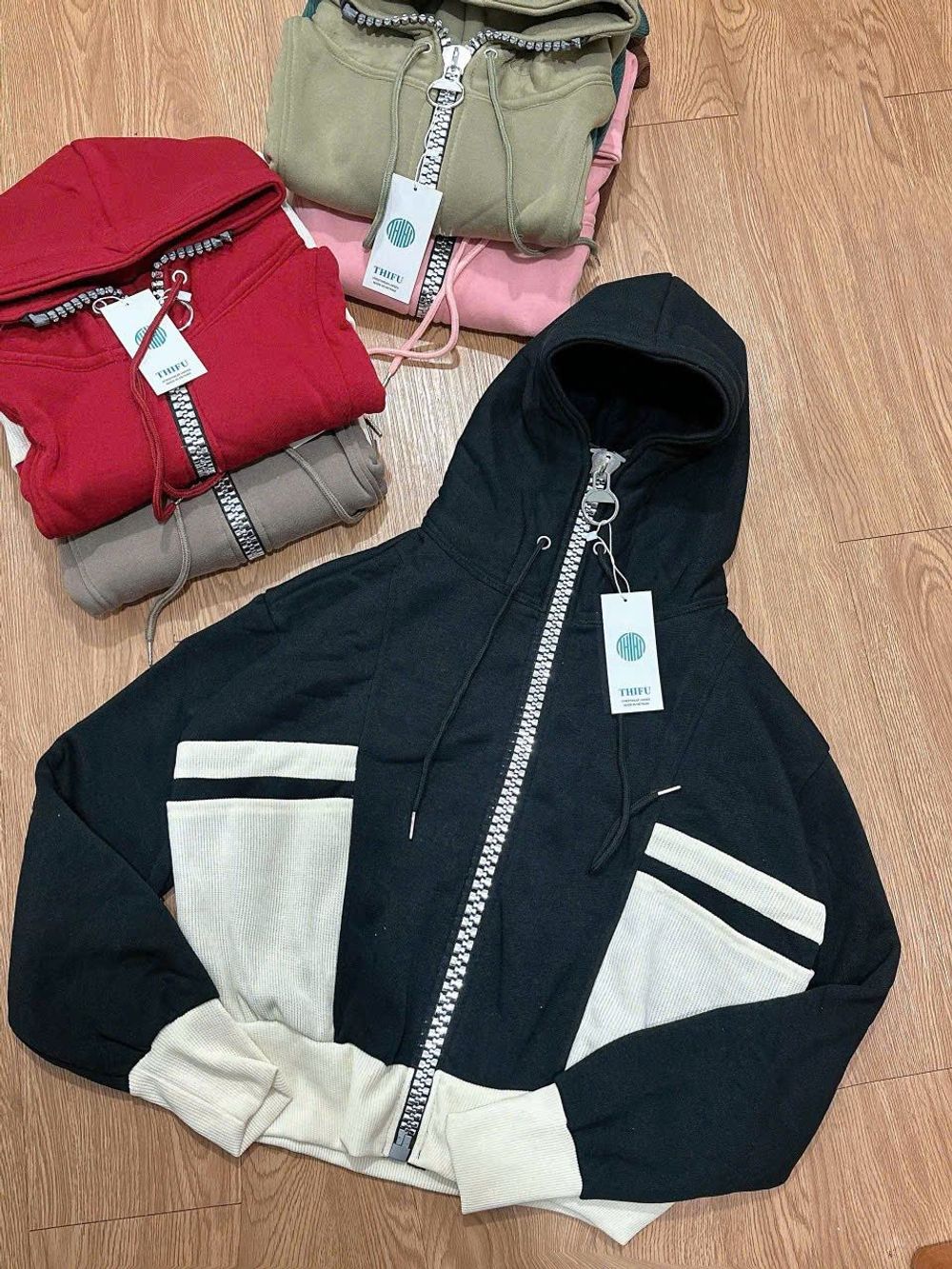 Áo Khoác Phối Màu Cổ Cao Dây Kéo Kim Loại To, Tay Xỏ Ngón, Chất Nỉ Bông Dày Mịn Form Boxy - Freesize Dưới 65kg