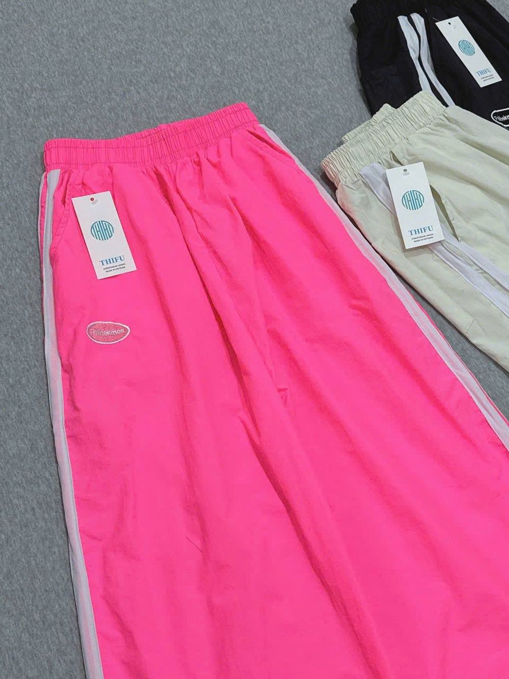 Quần Ống Rộng Dây Rút Lai Chất Dù Nhăn Phối 2 Sọc Logo Thêu Fallhekmes freesize dưới 65kg