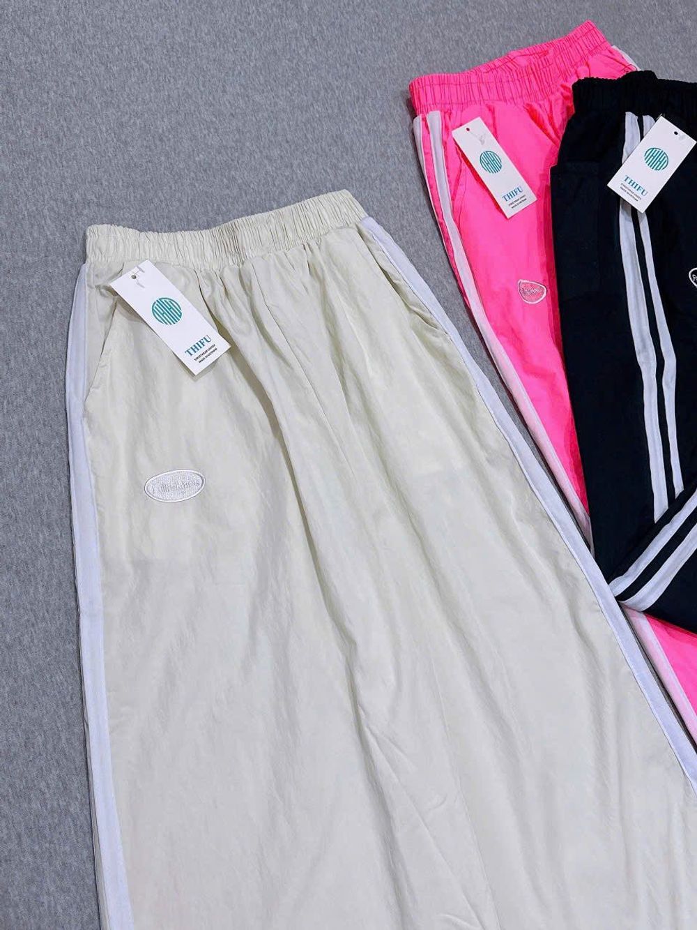 Quần Ống Rộng Dây Rút Lai Chất Dù Nhăn Phối 2 Sọc Logo Thêu Fallhekmes freesize dưới 65kg