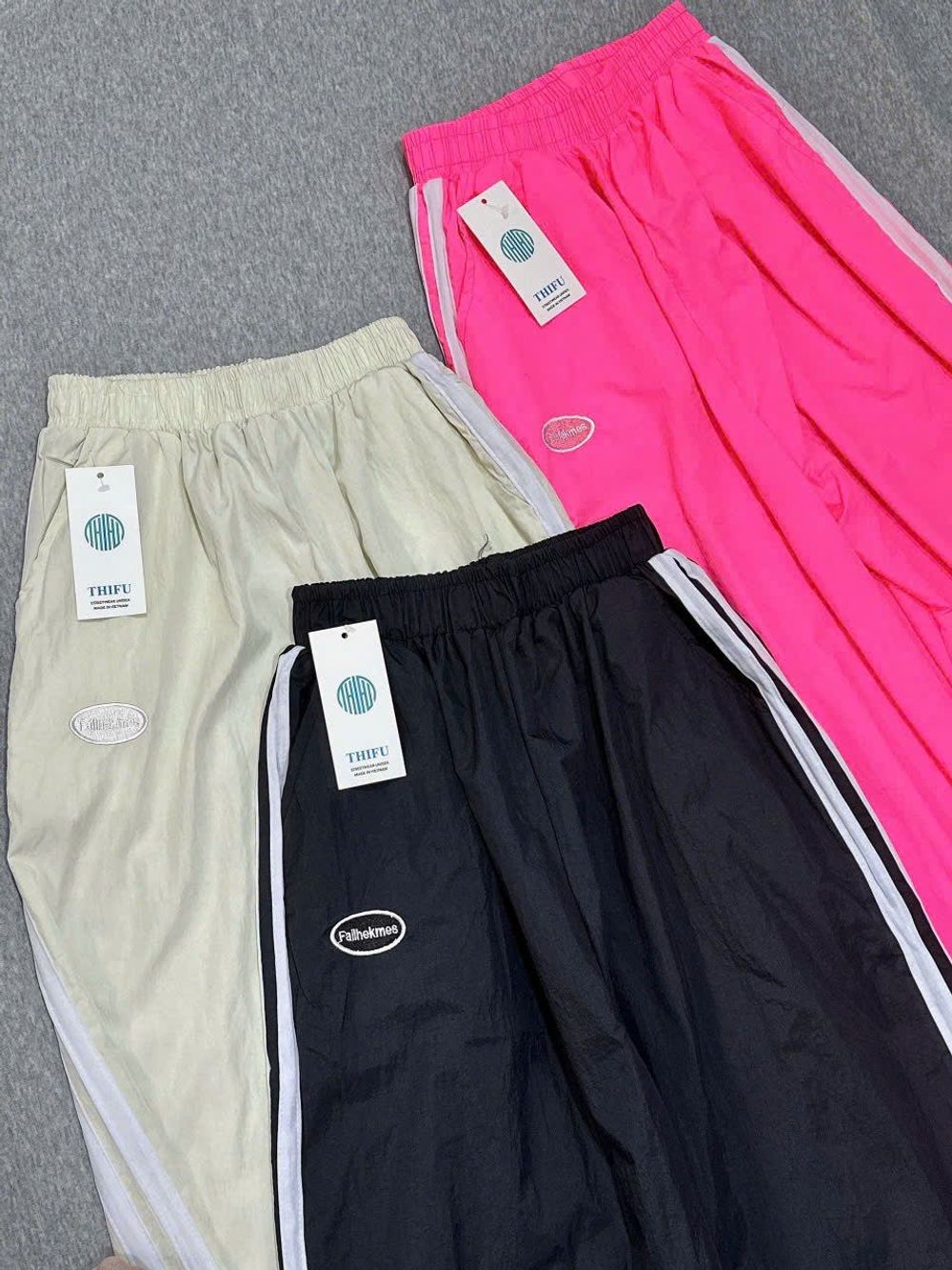 Quần Ống Rộng Dây Rút Lai Chất Dù Nhăn Phối 2 Sọc Logo Thêu Fallhekmes freesize dưới 65kg