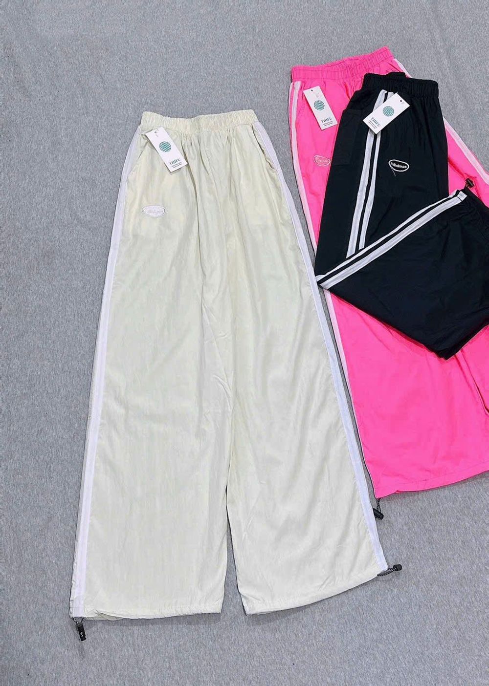 Quần Ống Rộng Dây Rút Lai Chất Dù Nhăn Phối 2 Sọc Logo Thêu Fallhekmes freesize dưới 65kg