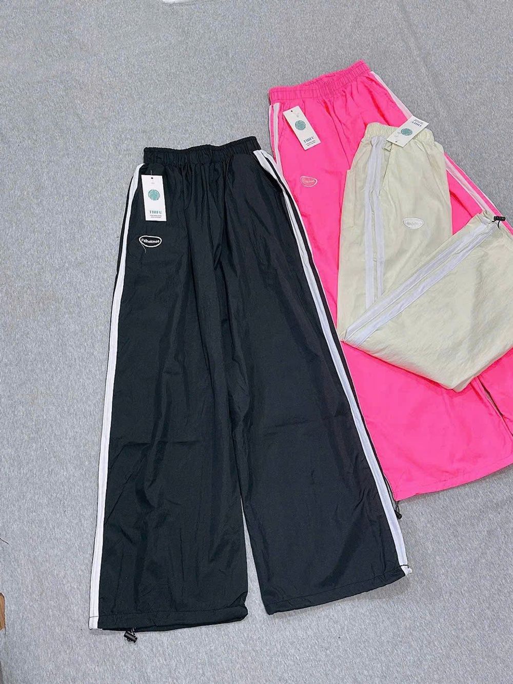 Quần Ống Rộng Dây Rút Lai Chất Dù Nhăn Phối 2 Sọc Logo Thêu Fallhekmes freesize dưới 65kg