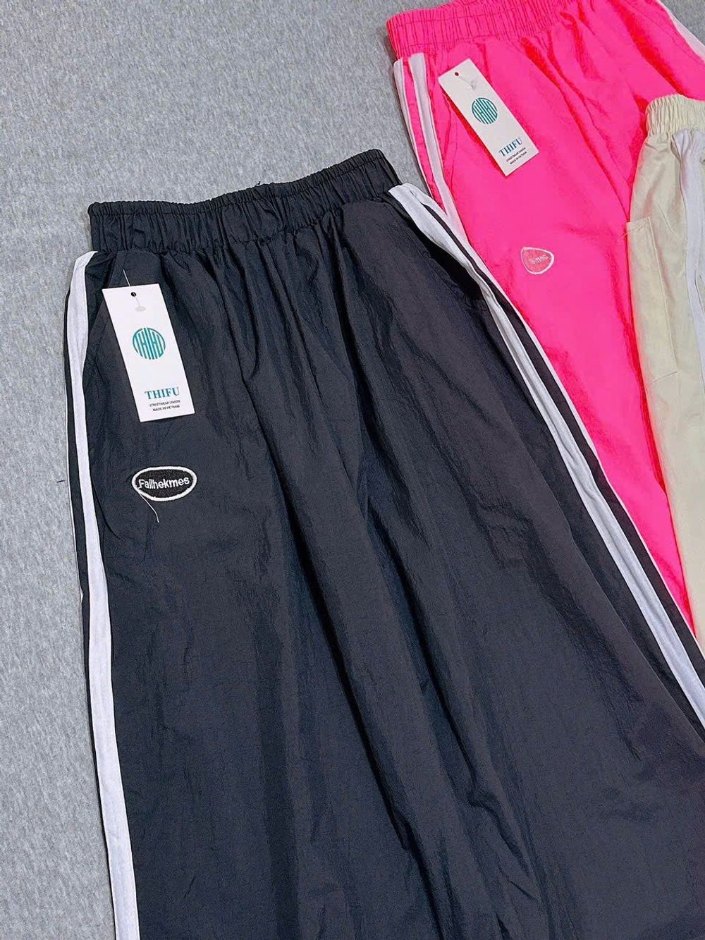 Quần Ống Rộng Dây Rút Lai Chất Dù Nhăn Phối 2 Sọc Logo Thêu Fallhekmes freesize dưới 65kg