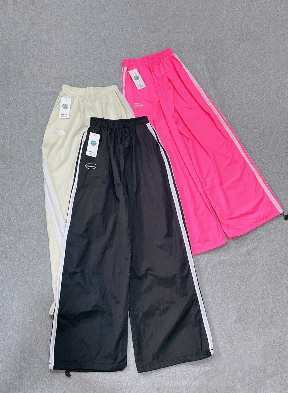 Quần Ống Rộng Dây Rút Lai Chất Dù Nhăn Phối 2 Sọc Logo Thêu Fallhekmes freesize dưới 65kg