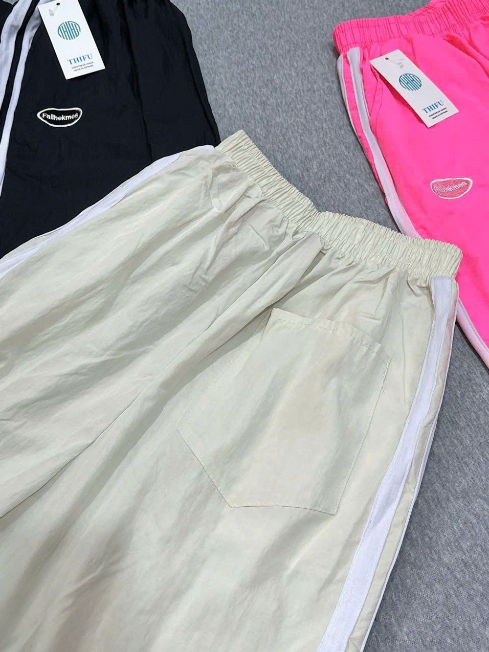 Quần Ống Rộng Dây Rút Lai Chất Dù Nhăn Phối 2 Sọc Logo Thêu Fallhekmes freesize dưới 65kg