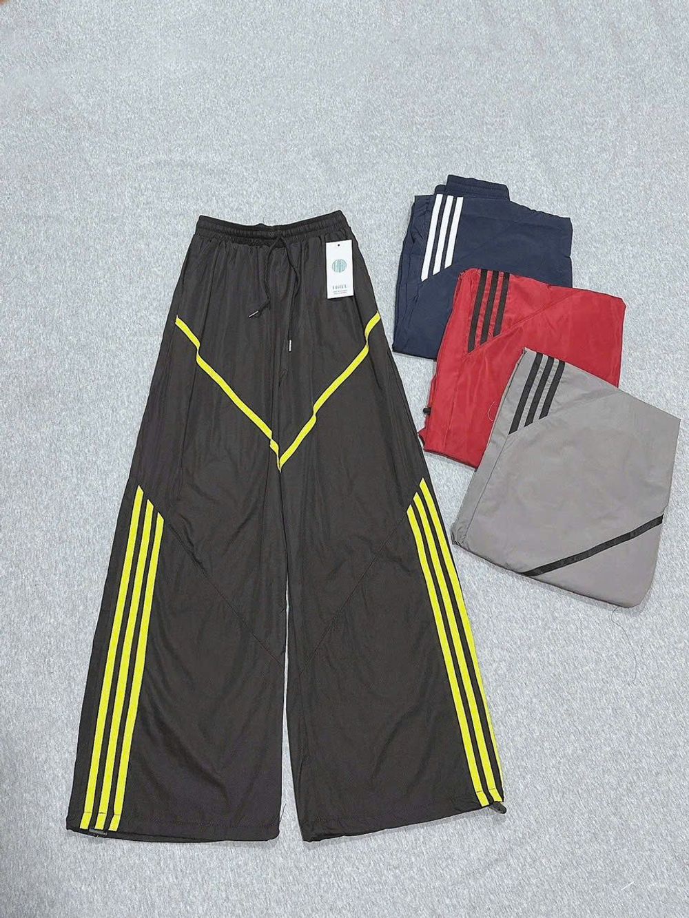 Quần Ống Rộng Dây Rút Chất Dù Nhăn Phối Viền V Và Sọc Freesize Dưới 65kg