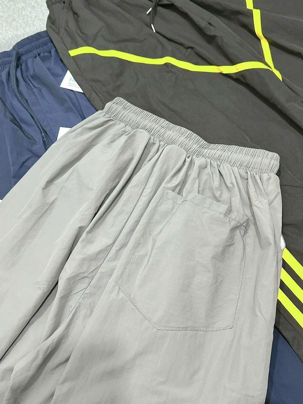 Quần Ống Rộng Dây Rút Chất Dù Nhăn Phối Viền V Và Sọc Freesize Dưới 65kg