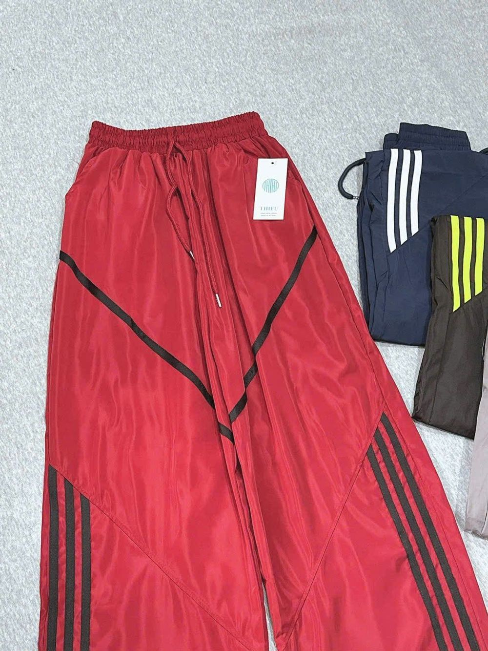 Quần Ống Rộng Dây Rút Chất Dù Nhăn Phối Viền V Và Sọc Freesize Dưới 65kg