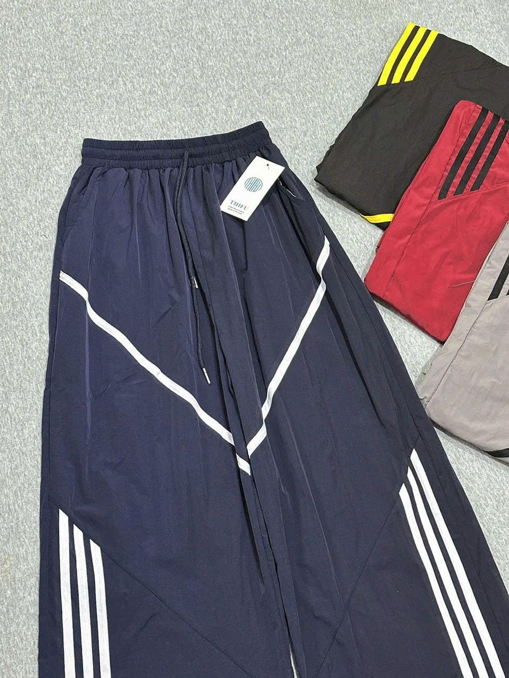 Quần Ống Rộng Dây Rút Chất Dù Nhăn Phối Viền V Và Sọc Freesize Dưới 65kg