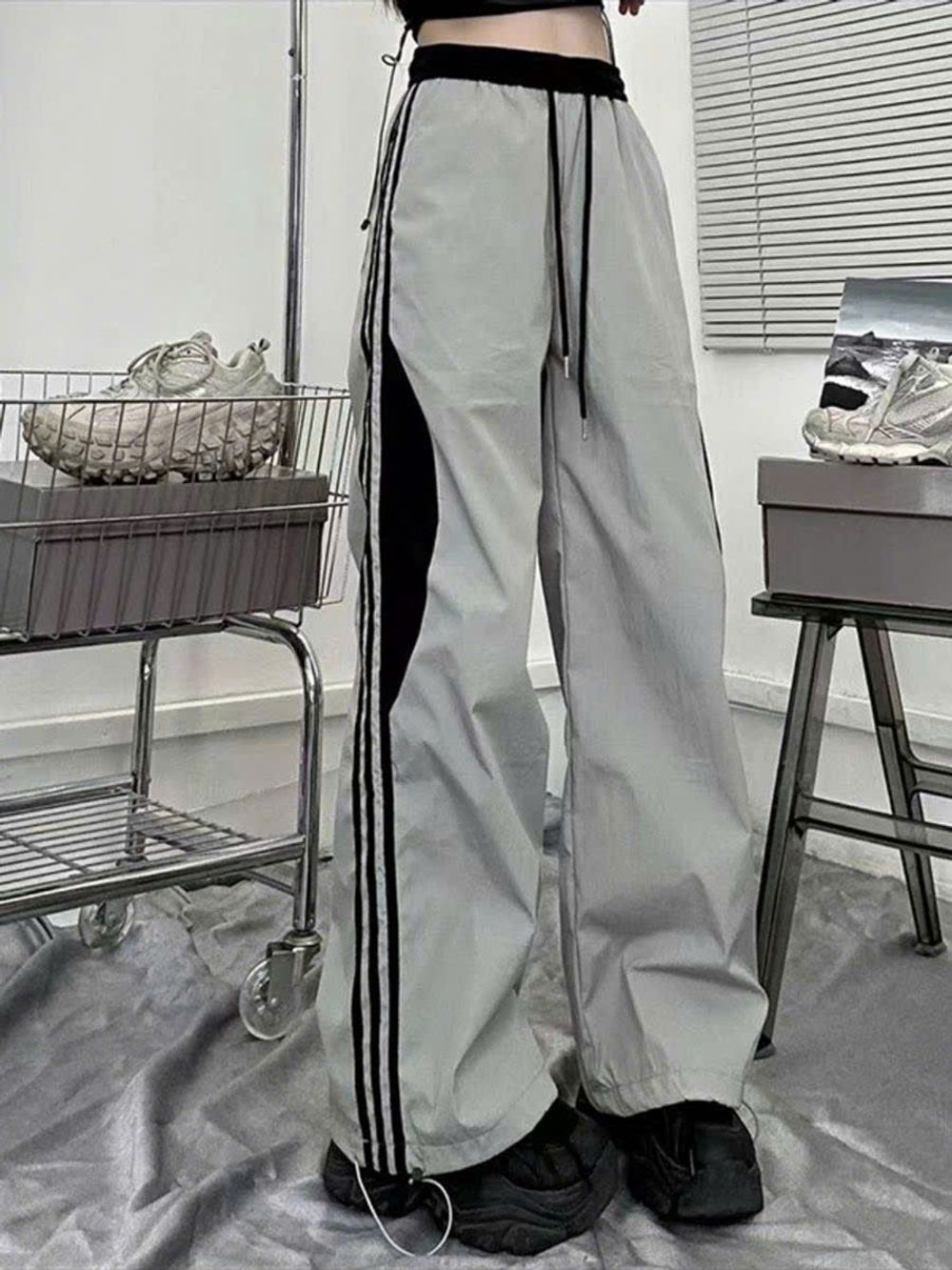 Quần Ống Rộng Chất Dù Nhăn Dây Rút Lai Phối Sọc Đen Xám Freesize Dưới 65kg