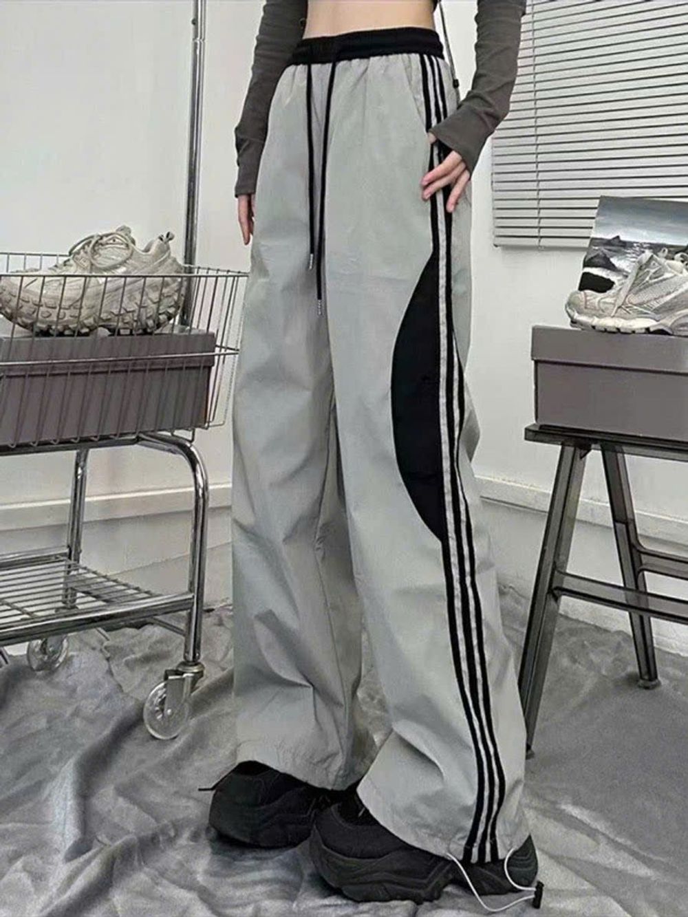 Quần Ống Rộng Chất Dù Nhăn Dây Rút Lai Phối Sọc Đen Xám Freesize Dưới 65kg