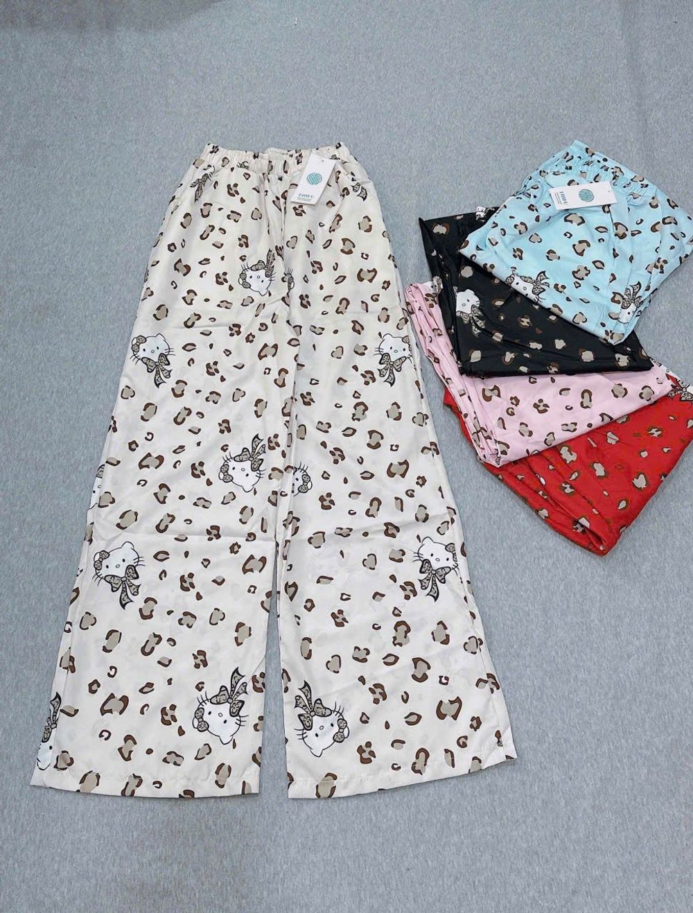 Quần Dài Ống Rộng Họa Tiết Mèo Hello Kitty Phối Da Báo Dễ Thương, Chất Vải Lụa Mềm Mịn Thoáng Thoải Mái Freesize
