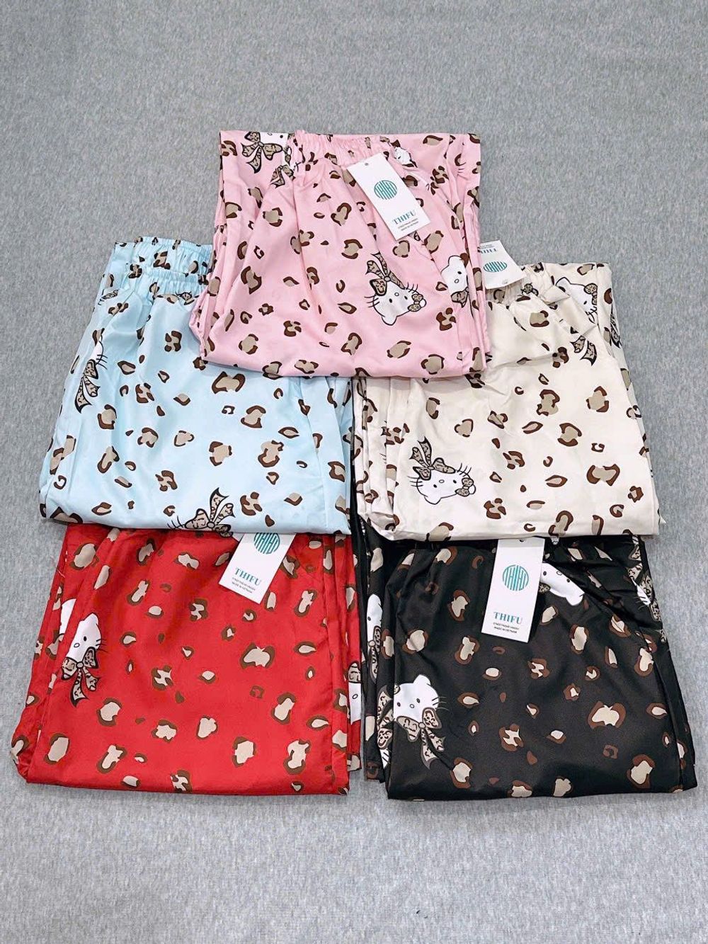 Quần Dài Ống Rộng Họa Tiết Mèo Hello Kitty Phối Da Báo Dễ Thương, Chất Vải Lụa Mềm Mịn Thoáng Thoải Mái Freesize