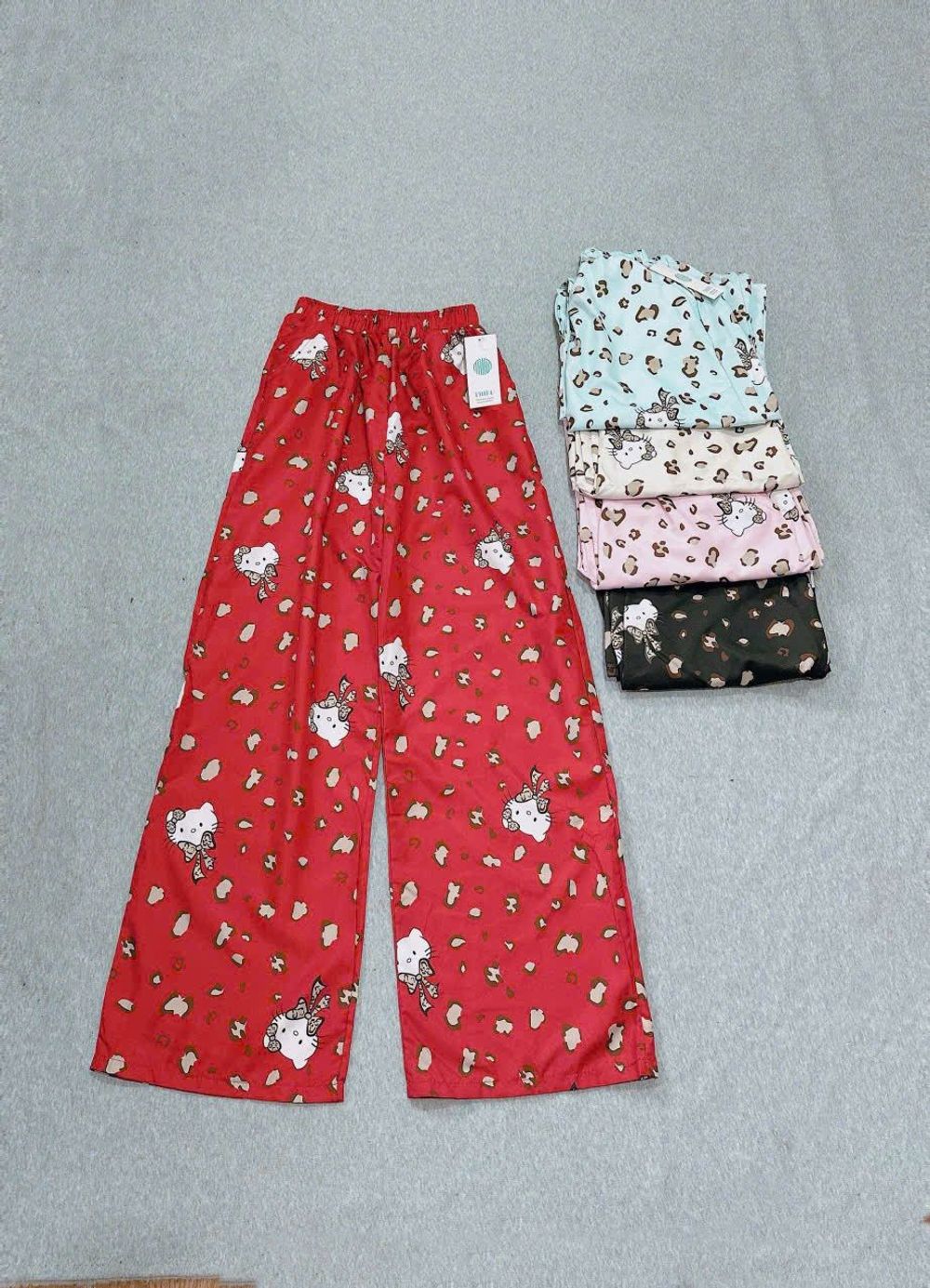 Quần Dài Ống Rộng Họa Tiết Mèo Hello Kitty Phối Da Báo Dễ Thương, Chất Vải Lụa Mềm Mịn Thoáng Thoải Mái Freesize