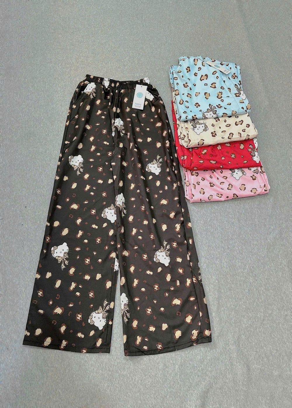 Quần Dài Ống Rộng Họa Tiết Mèo Hello Kitty Phối Da Báo Dễ Thương, Chất Vải Lụa Mềm Mịn Thoáng Thoải Mái Freesize