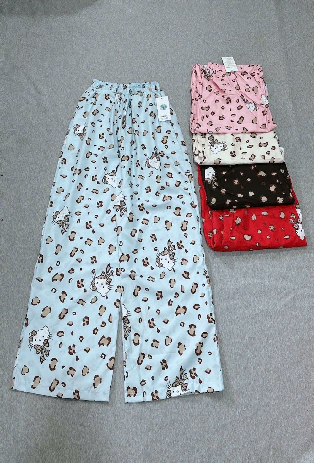 Quần Dài Ống Rộng Họa Tiết Mèo Hello Kitty Phối Da Báo Dễ Thương, Chất Vải Lụa Mềm Mịn Thoáng Thoải Mái Freesize