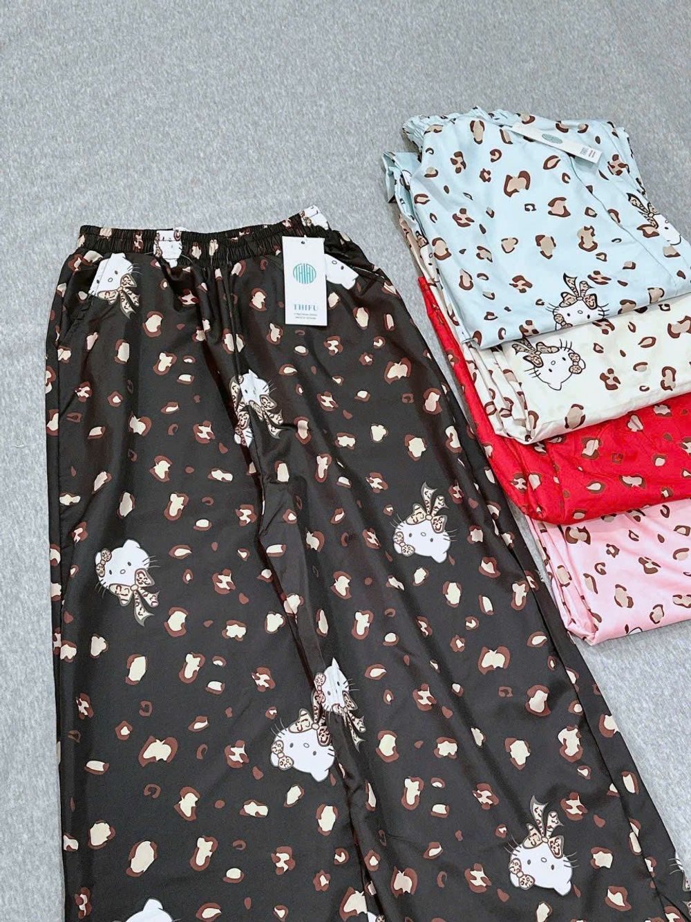 Quần Dài Ống Rộng Họa Tiết Mèo Hello Kitty Phối Da Báo Dễ Thương, Chất Vải Lụa Mềm Mịn Thoáng Thoải Mái Freesize