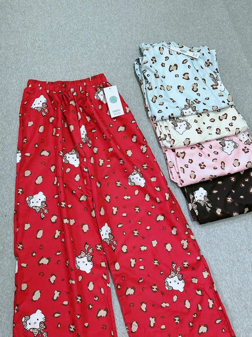 Quần Dài Ống Rộng Họa Tiết Mèo Hello Kitty Phối Da Báo Dễ Thương, Chất Vải Lụa Mềm Mịn Thoáng Thoải Mái Freesize