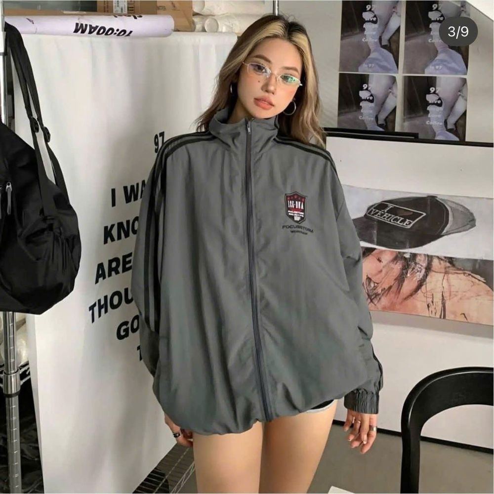 Áo khoác dù 2 lớp có chạy sọc dọc tay