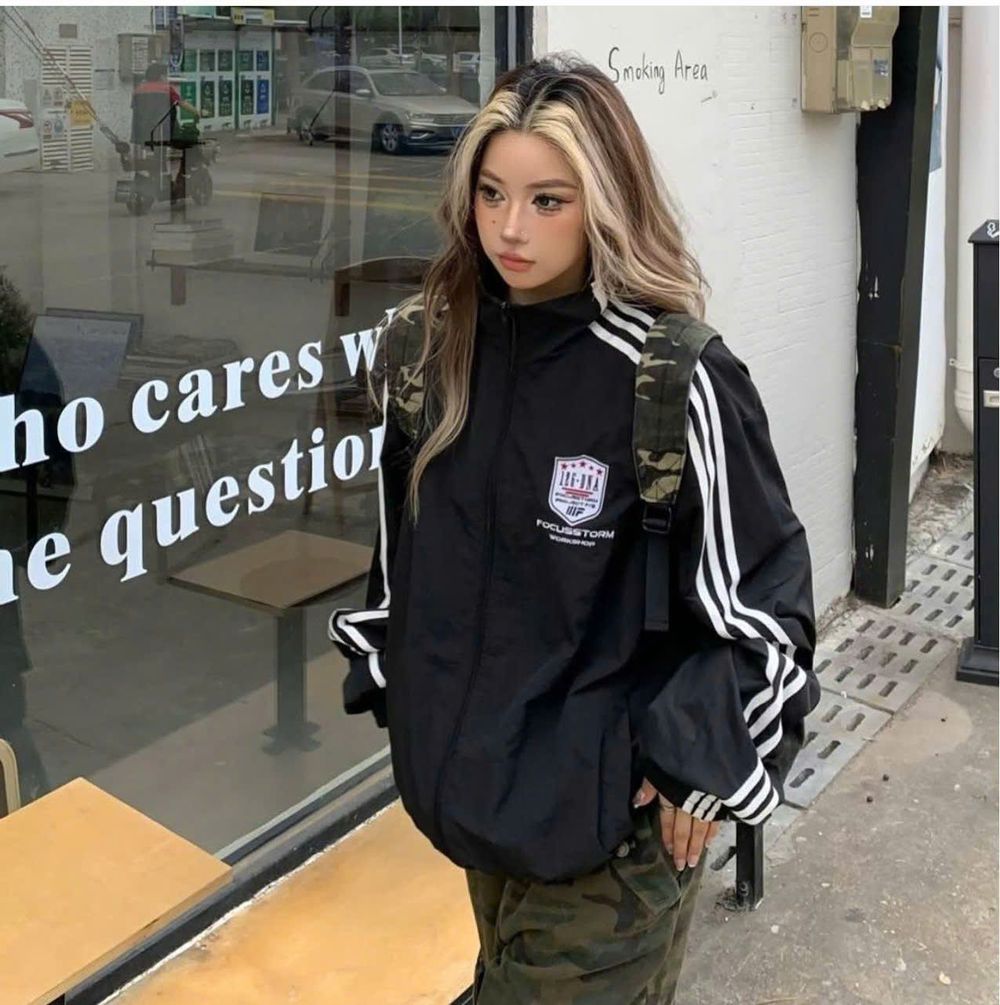 Áo khoác dù 2 lớp có chạy sọc dọc tay