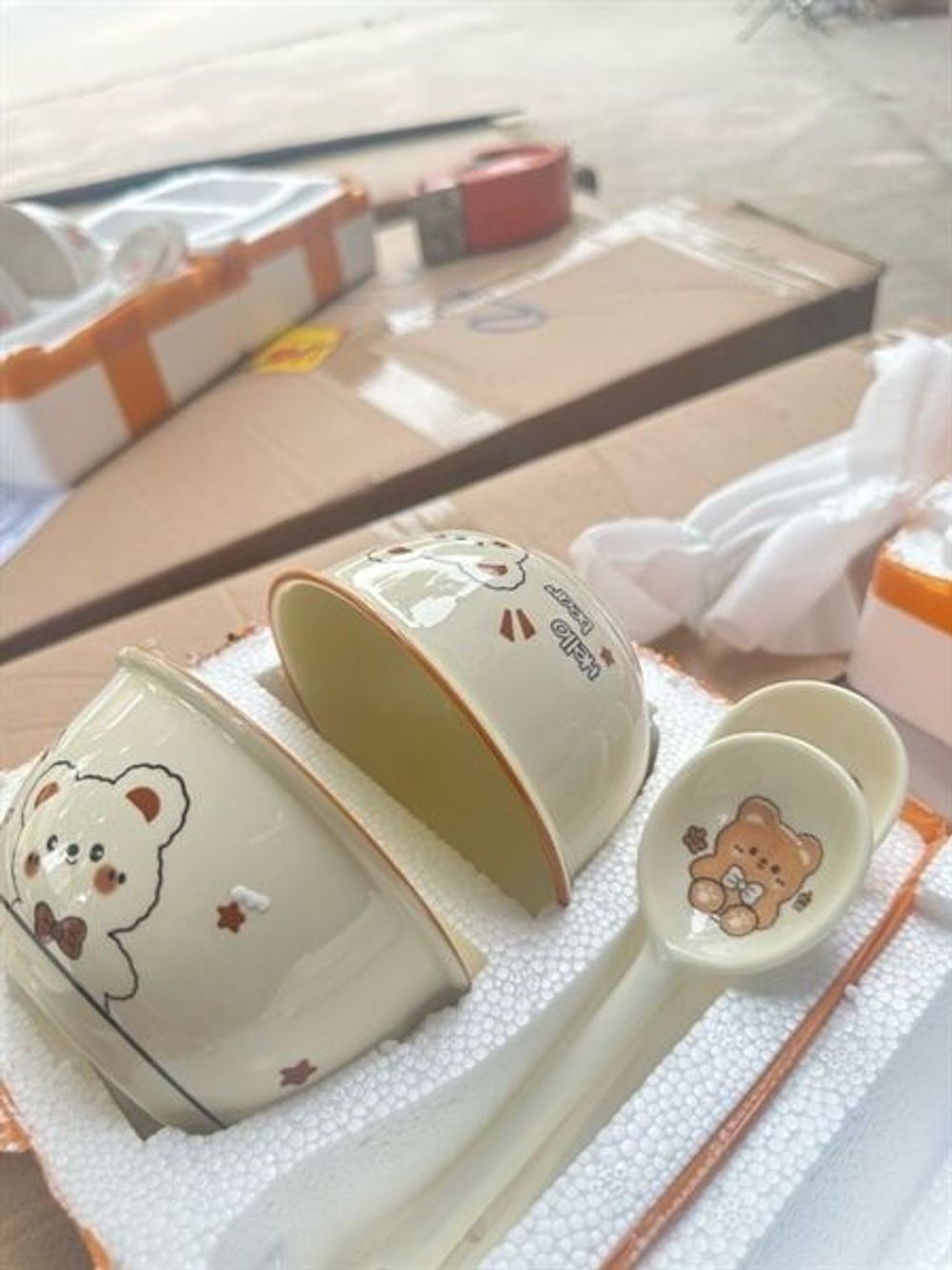 Bộ 2 bát sứ kèm thìa sứ họa tiết gấu vàng (THÙNG 48B)