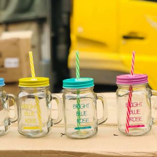 Ly thủy tinh có quai chữ màu và nắp màu kèm ống hút