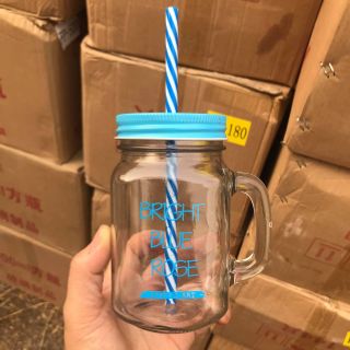 Ly thủy tinh có quai chữ màu và nắp màu kèm ống hút