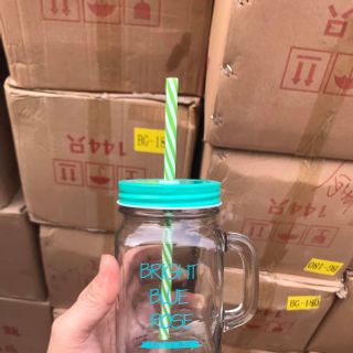 Ly thủy tinh có quai chữ màu và nắp màu kèm ống hút