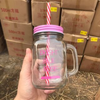 Ly thủy tinh có quai chữ màu và nắp màu kèm ống hút