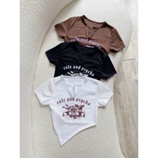 Áo croptop tay ngắn phong cách retro Bare in họa tiết Rose Cute and Psycho cổ điển Áo croptop tay ngắn phong cách retro Bare in họa tiết Rose Cute and Psycho cổ điển