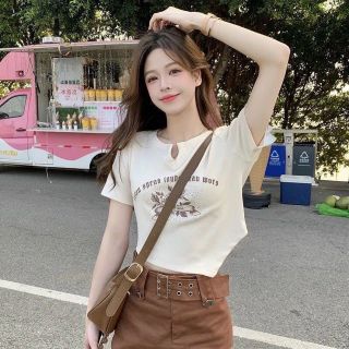Áo croptop tay ngắn phong cách retro Bare in họa tiết Rose Cute and Psycho cổ điển Áo croptop tay ngắn phong cách retro Bare in họa tiết Rose Cute and Psycho cổ điển