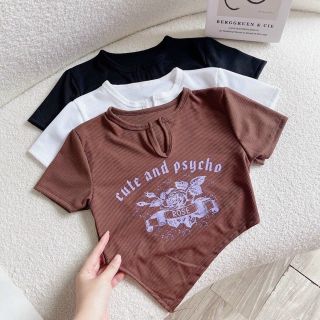 Áo croptop tay ngắn phong cách retro Bare in họa tiết Rose Cute and Psycho cổ điển Áo croptop tay ngắn phong cách retro Bare in họa tiết Rose Cute and Psycho cổ điển