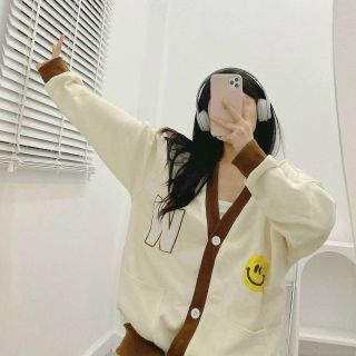 Áo khoác in mặt cười và chữ w có 2 màu kem và xanh