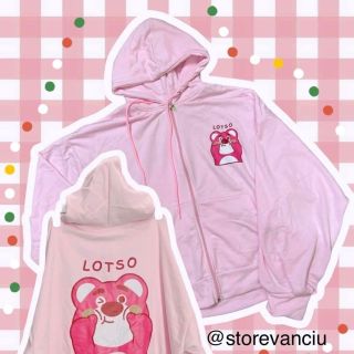 Áo khoác nỉ ngoại dày dặn in Gấu LOTSO form thoải mái, tay phồng có dây kéo khóa tiện lợi, mũ áo 2 lớp. Áo khoác nỉ ngoại dày dặn in Gấu LOTSO form thoải mái, tay phồng có dây kéo khóa tiện lợi, mũ áo 2 lớp.