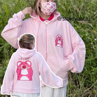 Áo khoác nỉ ngoại dày dặn in Gấu LOTSO form thoải mái, tay phồng có dây kéo khóa tiện lợi, mũ áo 2 lớp. Áo khoác nỉ ngoại dày dặn in Gấu LOTSO form thoải mái, tay phồng có dây kéo khóa tiện lợi, mũ áo 2 lớp.