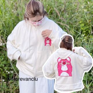 Áo khoác nỉ ngoại dày dặn in Gấu LOTSO form thoải mái, tay phồng có dây kéo khóa tiện lợi, mũ áo 2 lớp. Áo khoác nỉ ngoại dày dặn in Gấu LOTSO form thoải mái, tay phồng có dây kéo khóa tiện lợi, mũ áo 2 lớp.