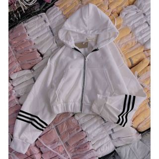 (ảnh thật)Áo Khoác form lửng crotop 3 sọc viền ở tay chất vải đẹp tay phồng dễ phối đồ thời trang (ảnh thật)Áo Khoác form lửng crotop 3 sọc viền ở tay chất vải đẹp tay phồng dễ phối đồ thời trang