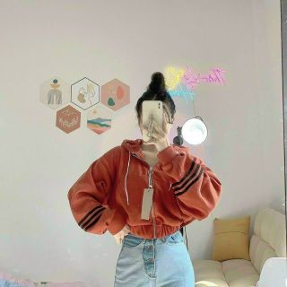 (ảnh thật)Áo Khoác form lửng crotop 3 sọc viền ở tay chất vải đẹp tay phồng dễ phối đồ thời trang (ảnh thật)Áo Khoác form lửng crotop 3 sọc viền ở tay chất vải đẹp tay phồng dễ phối đồ thời trang