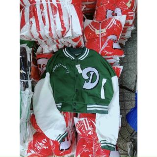 ÁO KHOÁC CROPTOP LỬNG NÚT BẤM LOGO THÊU CHỮ D TAY PHỐI MÀU SIÊU ĐẸP ÁO KHOÁC CROPTOP LỬNG NÚT BẤM LOGO THÊU CHỮ D TAY PHỐI MÀU SIÊU ĐẸP