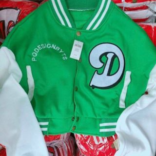 ÁO KHOÁC CROPTOP LỬNG NÚT BẤM LOGO THÊU CHỮ D TAY PHỐI MÀU SIÊU ĐẸP ÁO KHOÁC CROPTOP LỬNG NÚT BẤM LOGO THÊU CHỮ D TAY PHỐI MÀU SIÊU ĐẸP
