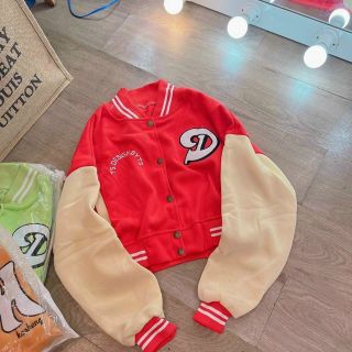 ÁO KHOÁC CROPTOP LỬNG NÚT BẤM LOGO THÊU CHỮ D TAY PHỐI MÀU SIÊU ĐẸP ÁO KHOÁC CROPTOP LỬNG NÚT BẤM LOGO THÊU CHỮ D TAY PHỐI MÀU SIÊU ĐẸP