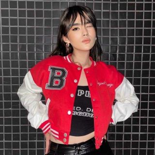 Áo khoác bomber croptop Chữ B nữ dáng lửng cánh dơi Phối tay trắng rộng bấm cúc sexy mẫu mới Áo khoác bomber croptop Chữ B nữ dáng lửng cánh dơi Phối tay trắng rộng bấm cúc sexy mẫu mới