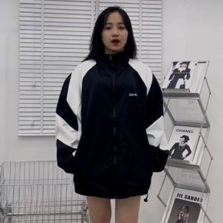 Áo Khoác Gió DEMERRO chữ thêu chất liệu dù 2 lớp 3 màu có túi trong và túi ngoài trẻ trung năng động Áo Khoác Gió DEMERRO chữ thêu chất liệu dù 2 lớp 3 màu có túi trong và túi ngoài trẻ trung năng động