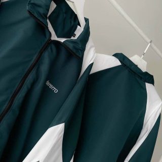 Áo Khoác Gió DEMERRO chữ thêu chất liệu dù 2 lớp 3 màu có túi trong và túi ngoài trẻ trung năng động Áo Khoác Gió DEMERRO chữ thêu chất liệu dù 2 lớp 3 màu có túi trong và túi ngoài trẻ trung năng động